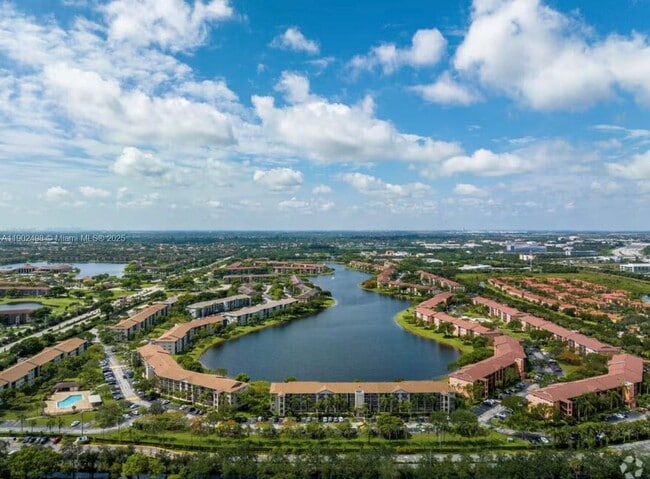 101 SW 132nd Way in Pembroke Pines, FL - Foto de edificio - Building Photo