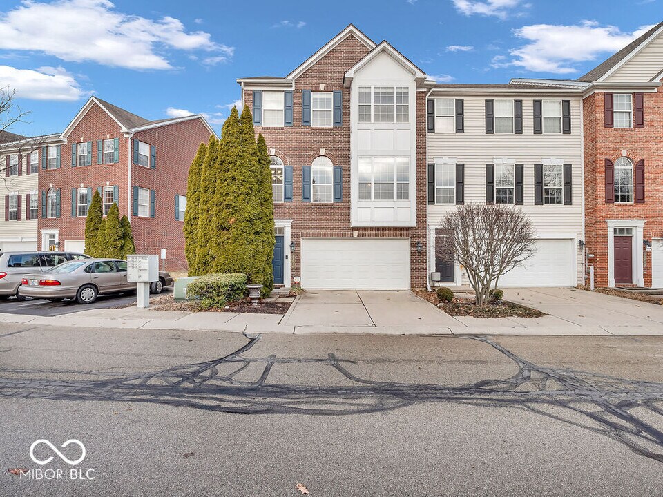 11936 Esty Way in Carmel, IN - Building Photo