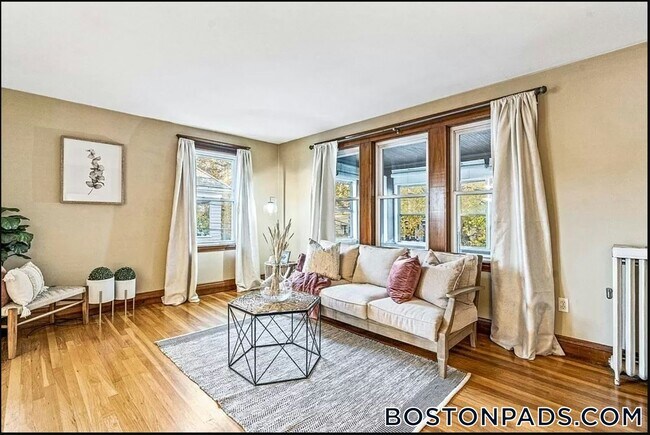 22 Gloucester St in Arlington, MA - Building Photo - Building Photo