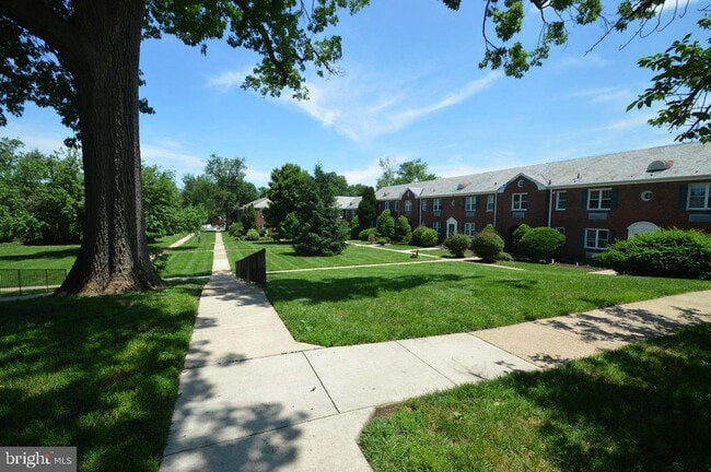 4 Auburn Ct in Alexandria, VA - Foto de edificio - Building Photo