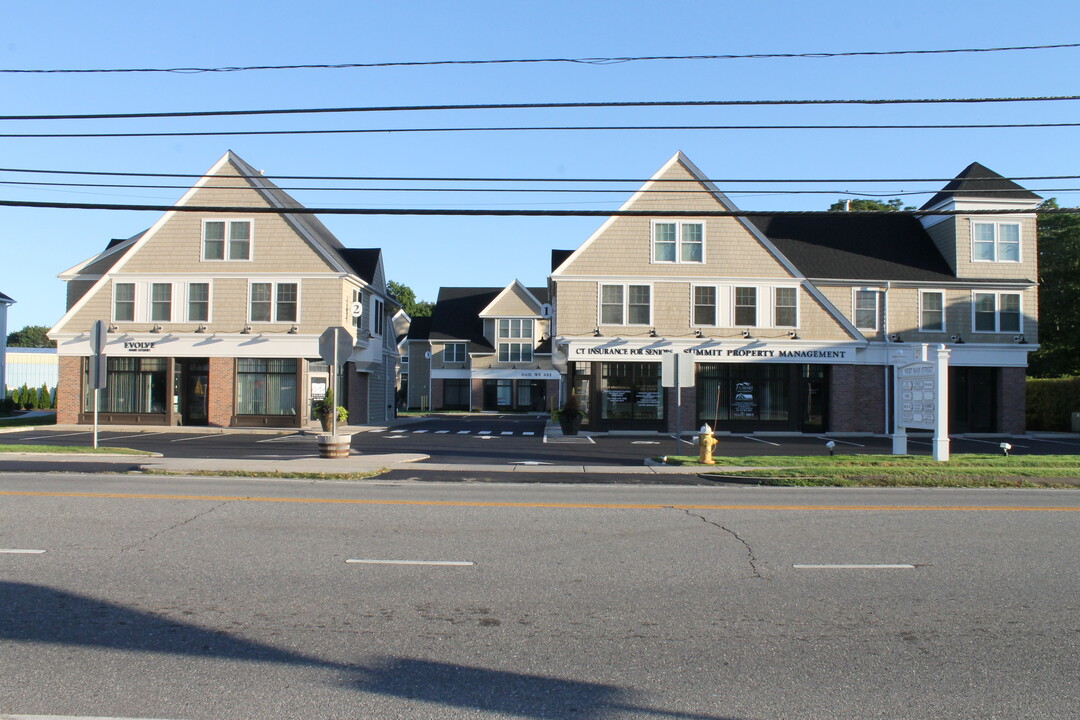 67 W Main St in Clinton, CT - Building Photo