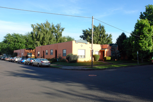 Granada Court Apartments in Portland, OR - Foto de edificio - Building Photo