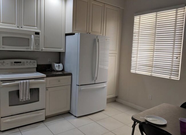 32 Harbour Isle Dr W-Unit -301 in Fort Pierce, FL - Building Photo - Building Photo