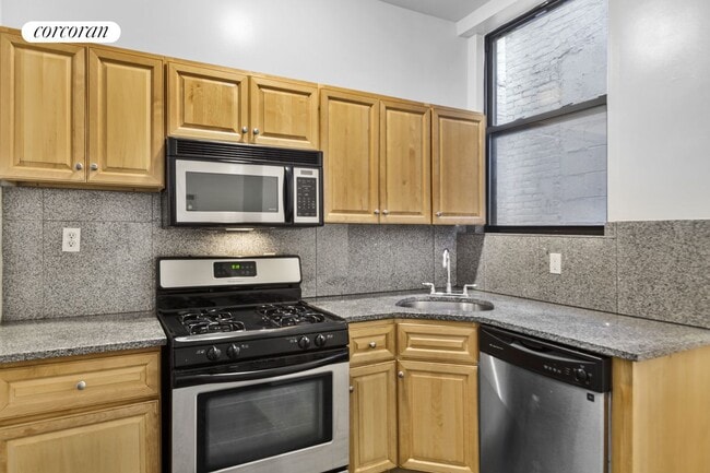 100 W 67th St in New York, NY - Foto de edificio - Building Photo