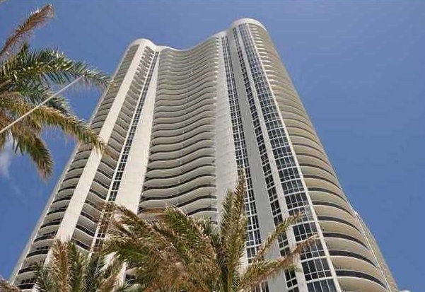 15811 Collins Ave, Unit 1607 in North Miami Beach, FL - Building Photo