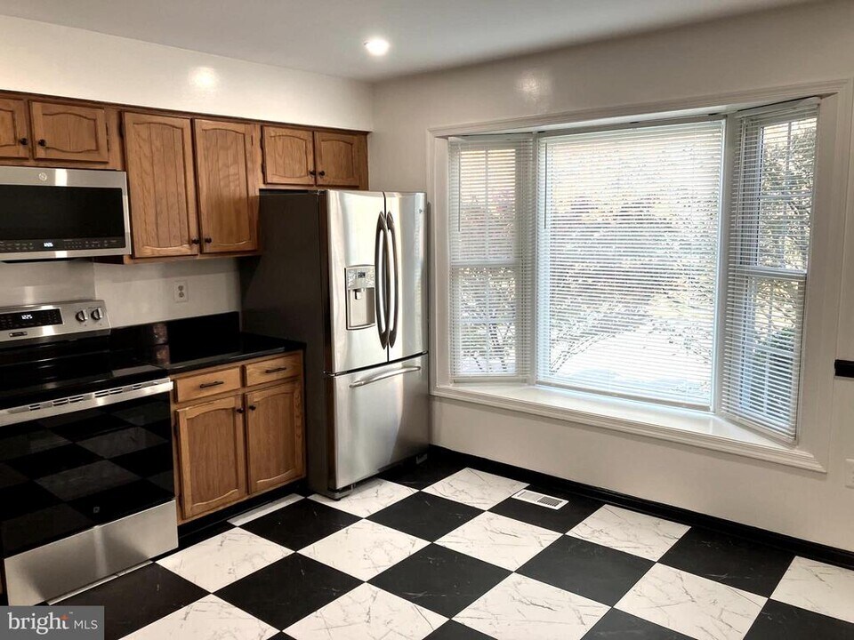 10195 Valentino Dr in Oakton, VA - Building Photo