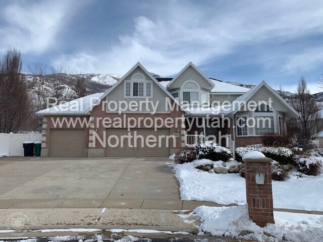 723 Deer View Cir in Fruit Heights, UT - Building Photo