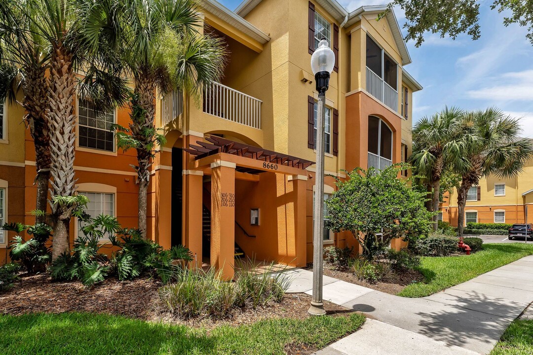 8660 Buccilli Dr in Orlando, FL - Building Photo