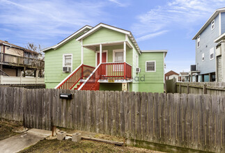 5703 Avenue Q in Galveston, TX - Foto de edificio - Building Photo