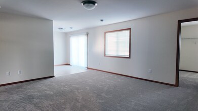 2108 Arlington Trl, Unit 4 in North Mankato, MN - Building Photo - Building Photo