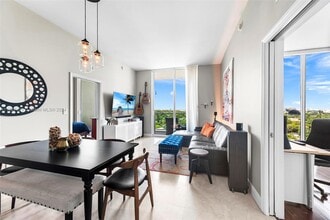 2525 SW 3rd in Miami, FL - Foto de edificio - Building Photo