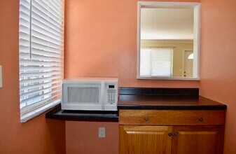 325 Malverne Rd in West Palm Beach, FL - Building Photo - Building Photo