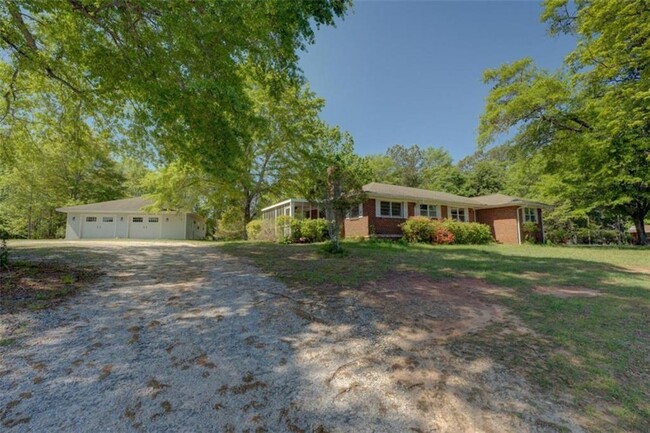 1921 W Hightower Trail in Conyers, GA - Foto de edificio - Building Photo