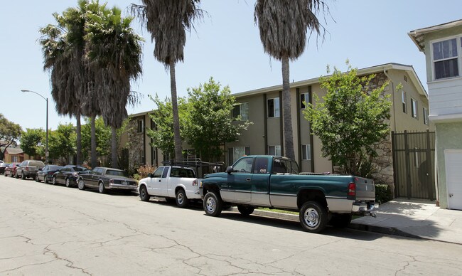 Cedar Court South in Long Beach, CA - Building Photo - Building Photo