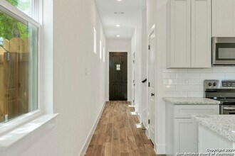 214 Connelly St in San Antonio, TX - Foto de edificio - Building Photo