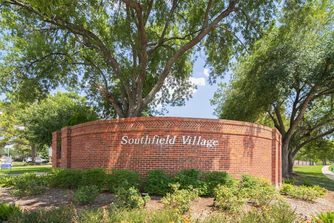 2935 Auburn Dr in Pearland, TX - Building Photo