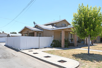 300 S College Ave in Dinuba, CA - Building Photo - Building Photo