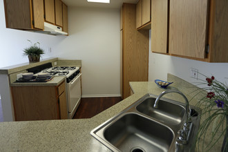 Kirby Gardens Apartments in Hemet, CA - Building Photo - Interior Photo