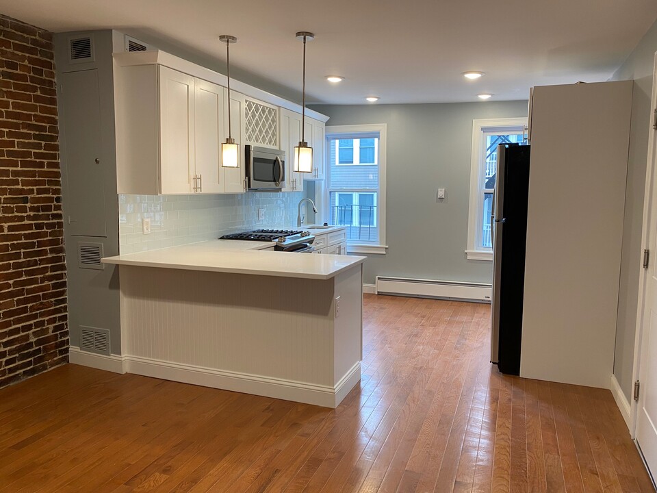 29 Chelsea St in Boston, MA - Building Photo