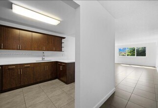 6940 Miami Gardens Dr in Hialeah, FL - Building Photo - Building Photo