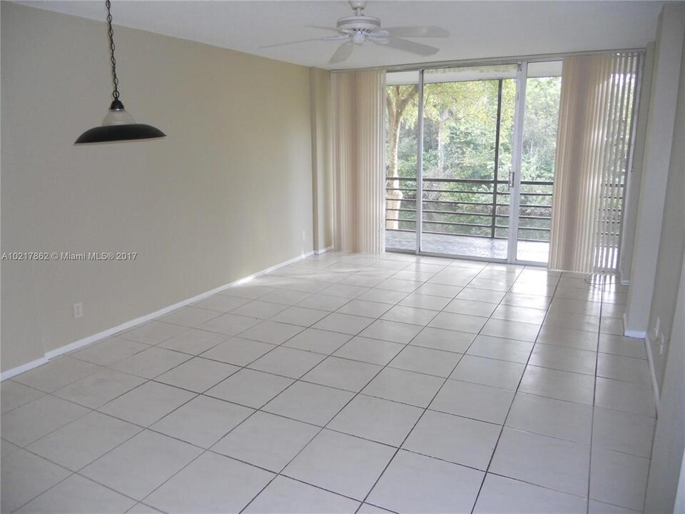 101 Royal Park Dr, Unit 2D in Oakland Park, FL - Building Photo