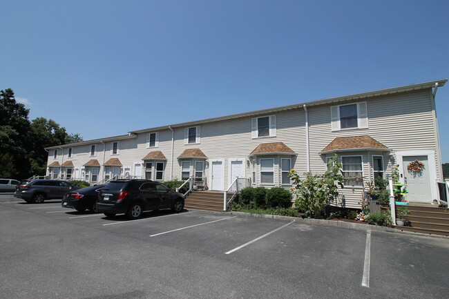 Colonial Apartment Complex in Jonesborough, TN - Building Photo - Building Photo