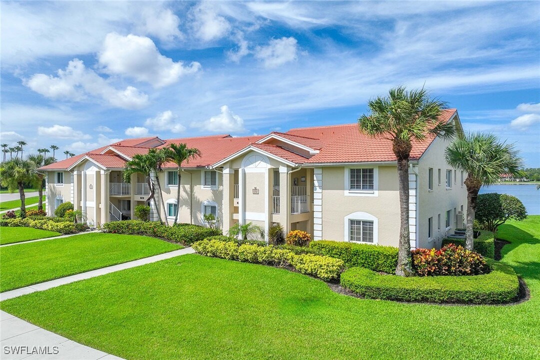 7784 Emerald Cir in Naples, FL - Building Photo