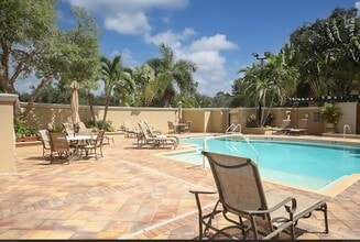 1064 N Tamiami Trl, Unit 320 in Sarasota, FL - Foto de edificio - Building Photo