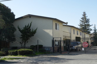 Arbol Verde Townhouses in Hayward, CA - Building Photo - Building Photo