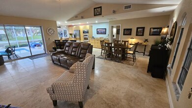 3354 Dover Dr in Punta Gorda, FL - Foto de edificio - Building Photo