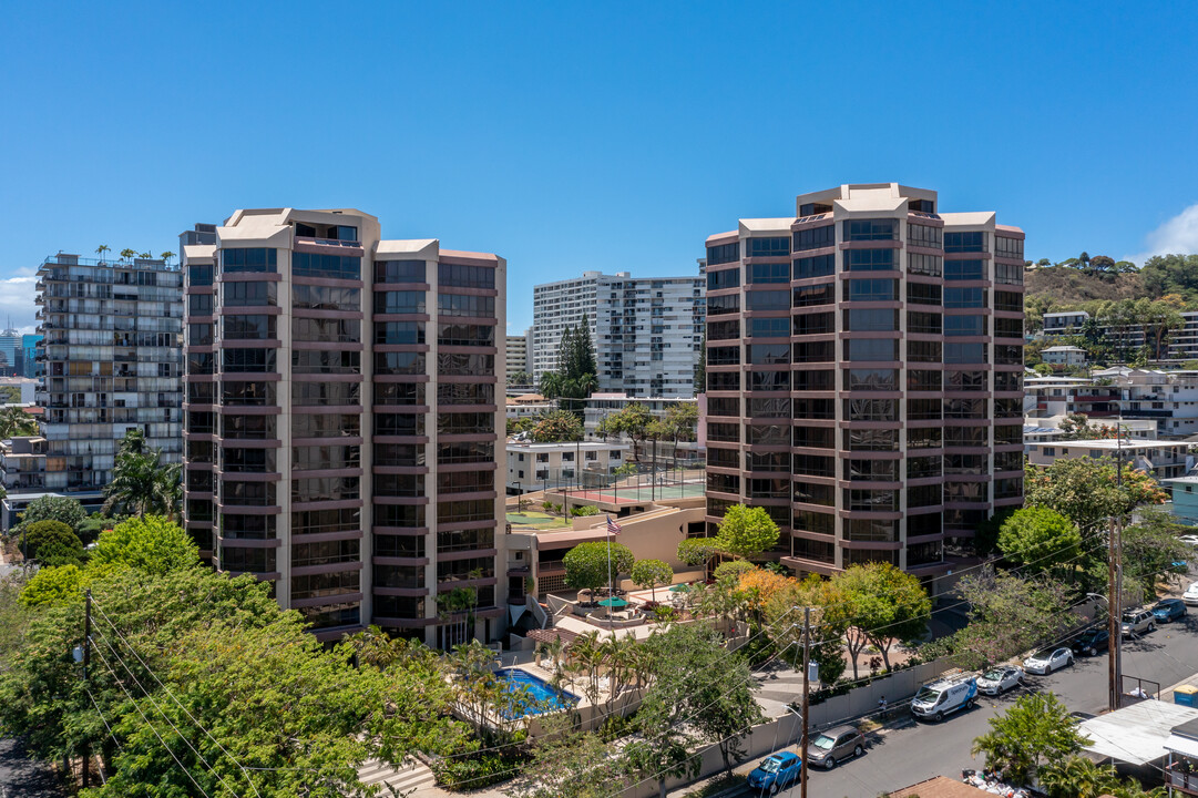 The Continental Plaza in Honolulu, HI - Building Photo