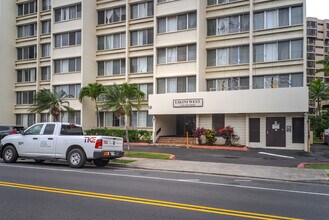 Likini West in Honolulu, HI - Building Photo - Building Photo