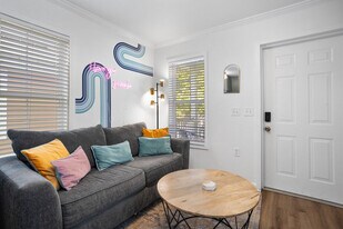 1911 Government St in Ocean Springs, MS - Building Photo