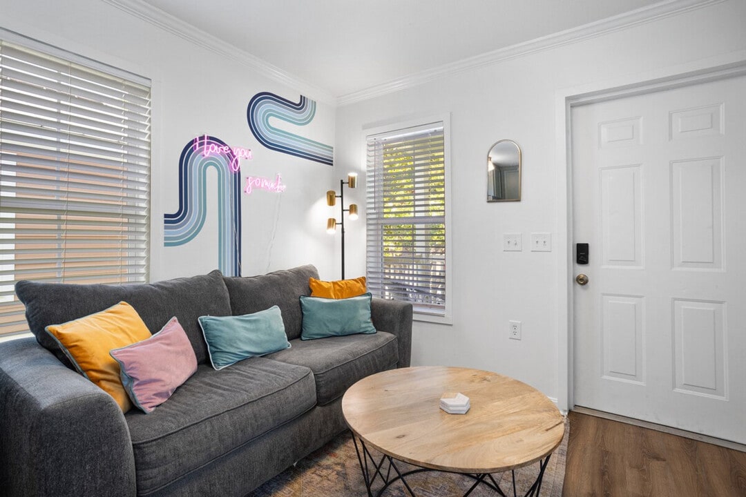 1911 Government St in Ocean Springs, MS - Building Photo