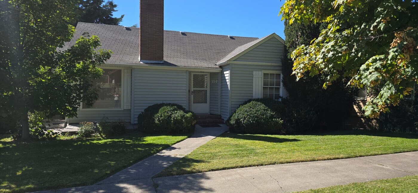 734 N Eldorado Ave in Klamath Falls, OR - Building Photo