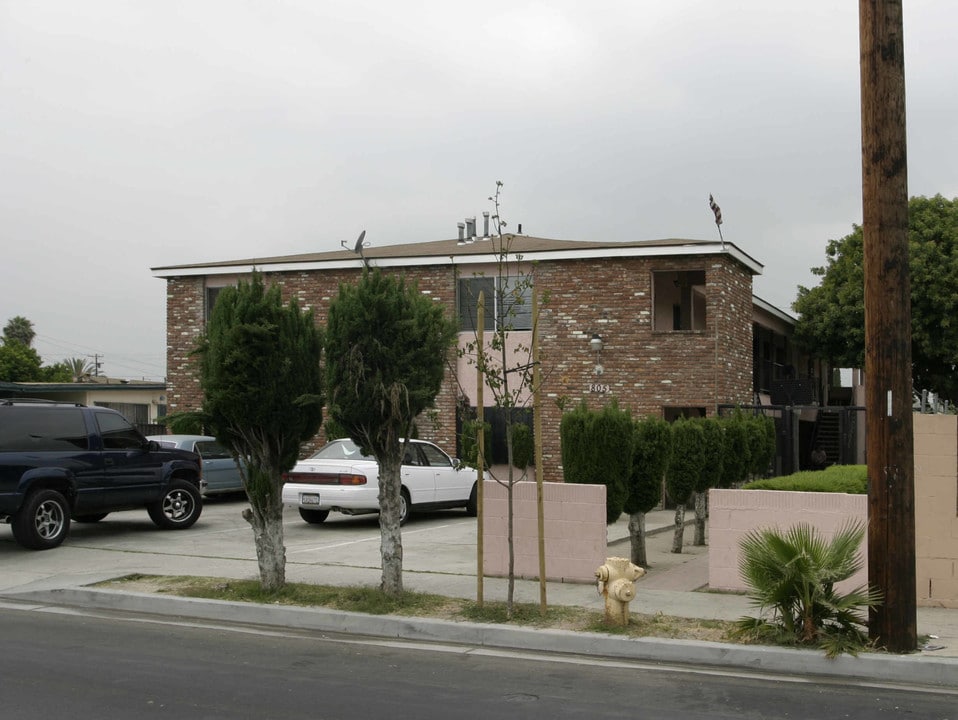 805 N Willowbrook Ave in Compton, CA - Building Photo