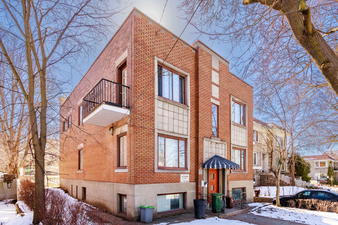 4486 Édouard-Montpetit Boul in Montréal, QC - Building Photo