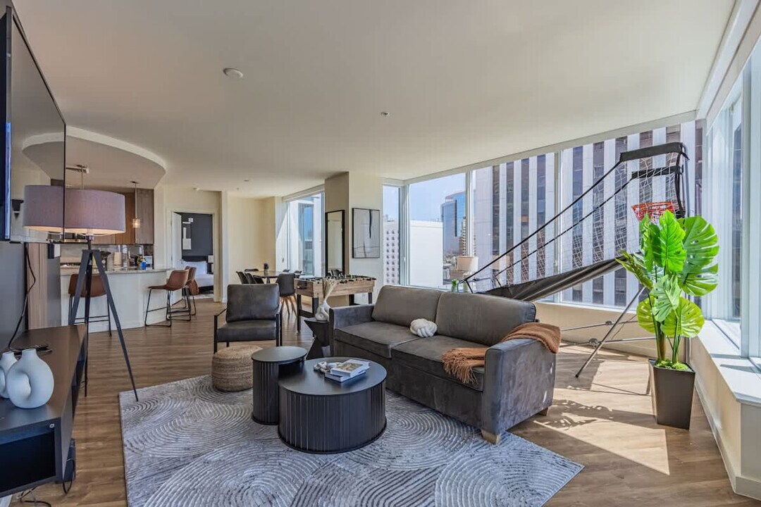 44 W Monroe St in Phoenix, AZ - Building Photo