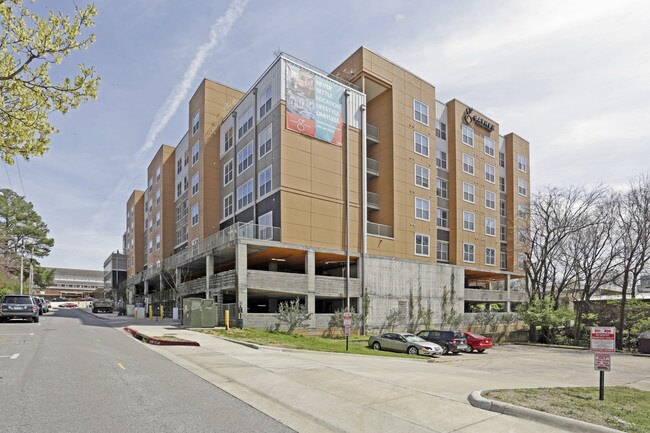 Yugo Fayetteville Dickson in Fayetteville, AR - Foto de edificio - Building Photo