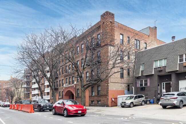 3145 Crescent St in Long Island City, NY - Building Photo - Building Photo