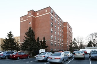 Monsignor Neagle Apartments in Malden, MA - Foto de edificio - Building Photo