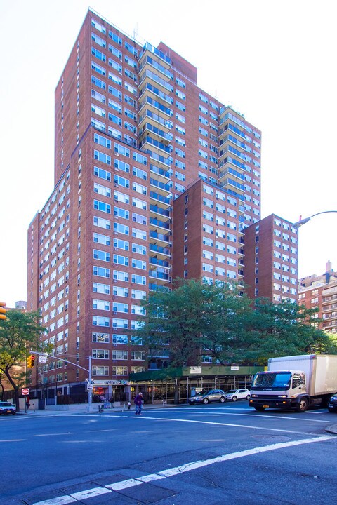 701-715 Amsterdam Ave in New York, NY - Foto de edificio