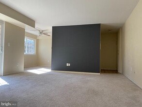 1523 Colonial Dr-Unit -202 in Woodbridge, VA - Foto de edificio - Building Photo