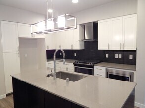 13959 NE 15th Ct in Bellevue, WA - Building Photo - Building Photo