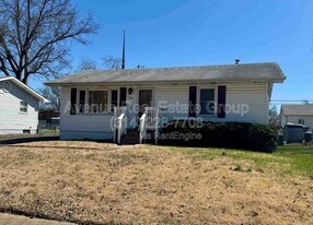 290 S St Charles St in Florissant, MO - Building Photo