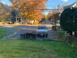 70 Curtis St, Unit 1 in Somerville, MA - Foto de edificio - Building Photo