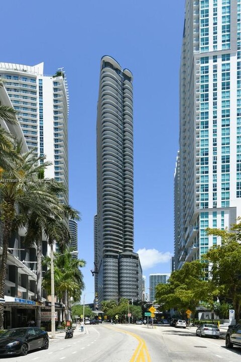 1000 Brickell Plz, Unit 1912 in Miami, FL - Building Photo