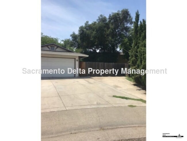 6912 Southwood Way in Sacramento, CA - Building Photo - Building Photo