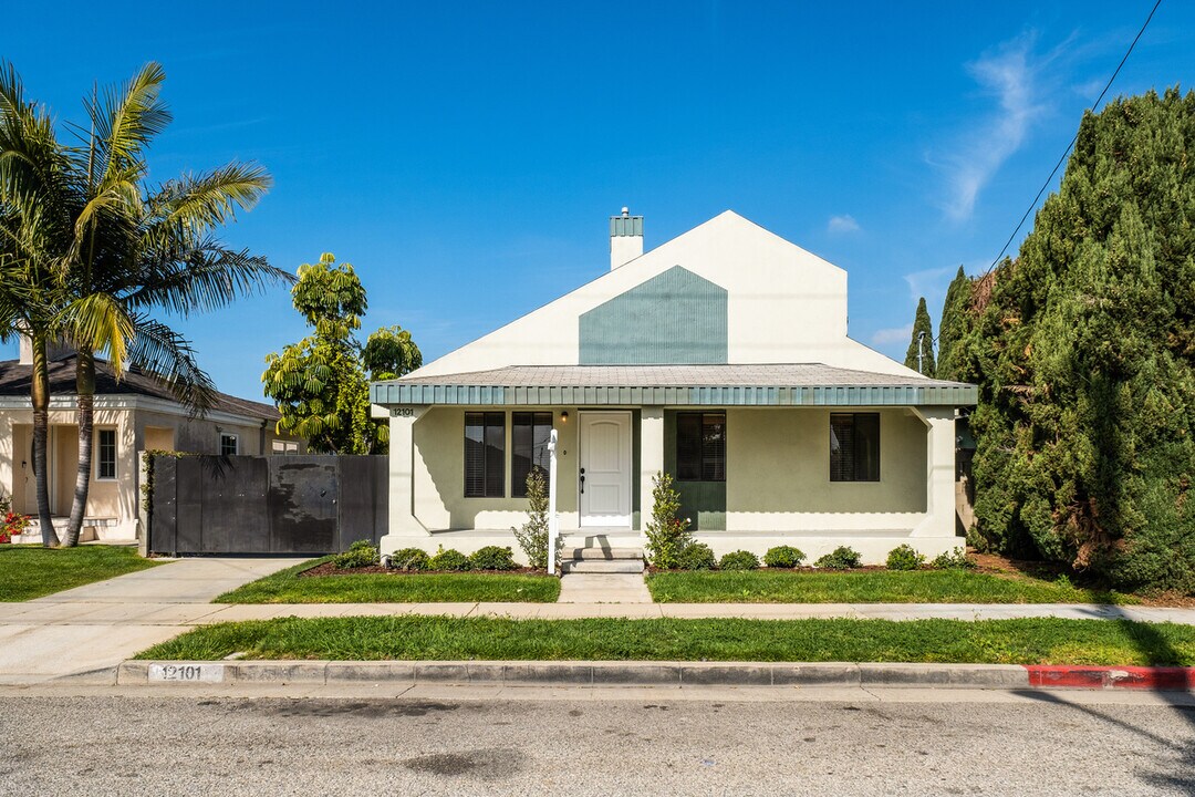 12101 Freeman Ave, Unit B in Hawthorne, CA - Foto de edificio