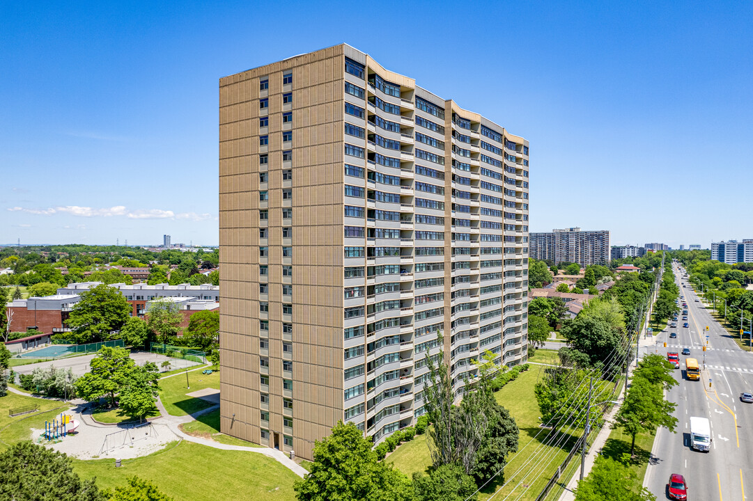 2050 Bridletowne Cir in Toronto, ON - Building Photo